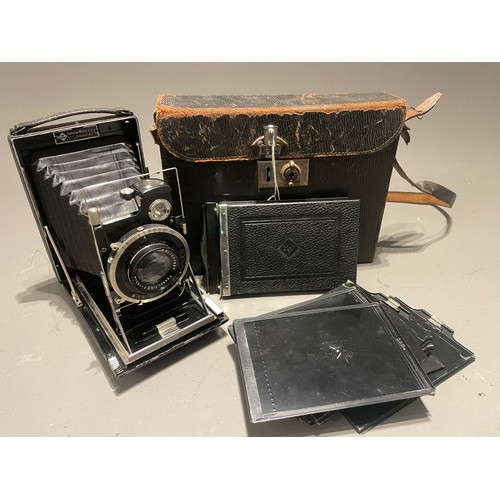 417 - An early 20th Century folding camera produced by KW Kamera Werkstatten Guthe & Thorsch of Dresden, G... 