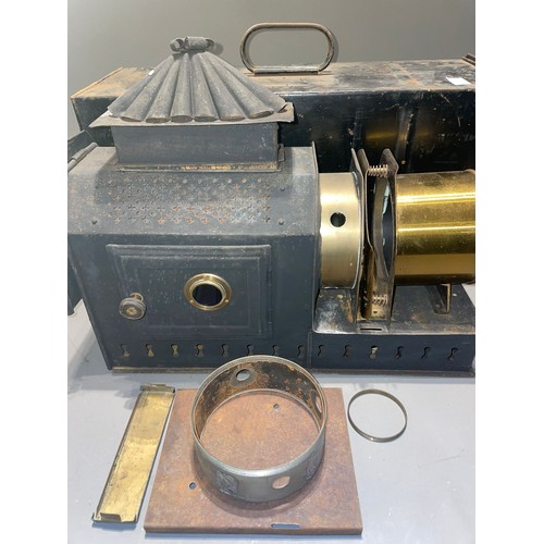 418 - An early 20th Century tinplate magic lantern, in carrying box