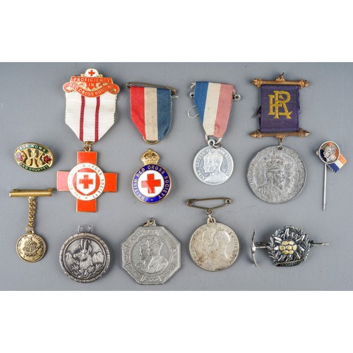 590 - Commemorative medallions, including Georg V Queen Mary, George VI Elizabeth, Edward VII Alexandra; R... 