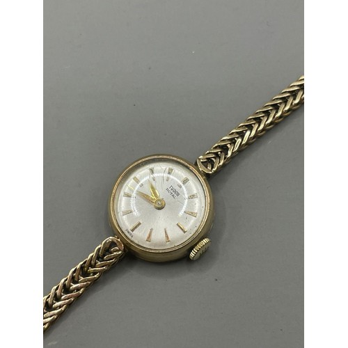 478 - A ladies 9ct yellow gold Tudor wristwatch, 15mm circular dial, with an integral 9ct gold herringbone... 