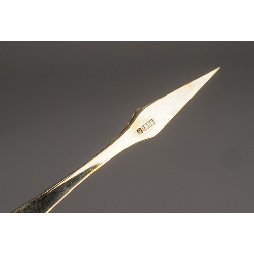 12 - A 9ct yellow gold propelling toothpick, engine turned detail, approx 5.3cm over loop when not extend... 