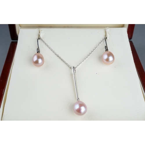 35 - An 18k white gold and pink pearl necklace, the white gold knife-edge pendant suspending a cultured p... 