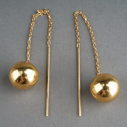 39 - A pair of 18k yellow gold ball and thread earrings, approx 8.5cm long, gross weight approx 1.7g