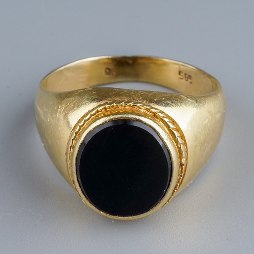 63 - A gentleman's 14k yellow gold and black onyx signet ring, size O1/2, gross weight approx 6.4g