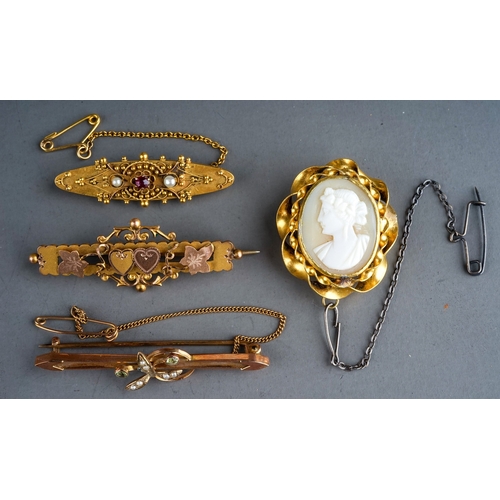 68 - Assorted brooches, including an Edwardian 9ct yellow gold peridot and seed pearl, 2.7g; a 9ct bar br... 