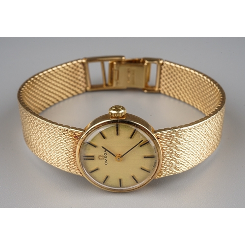 85 - A ladies 9ct yellow gold Omega wristwatch, 17mm circular champagne dial with baton indicators, integ... 