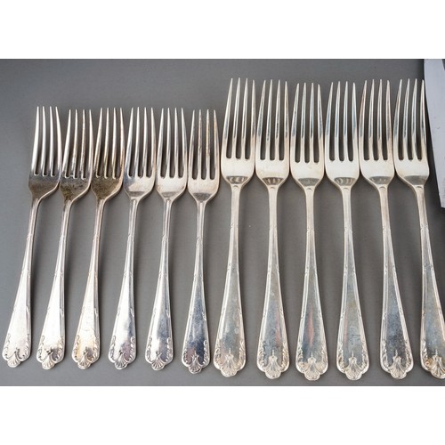 176 - A George V silver six piece / place flatware service comprising table forks, dessert forks, dessert ... 