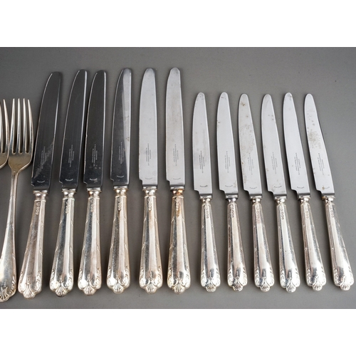 176 - A George V silver six piece / place flatware service comprising table forks, dessert forks, dessert ... 