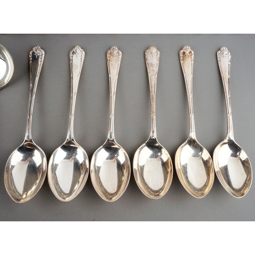 176 - A George V silver six piece / place flatware service comprising table forks, dessert forks, dessert ... 