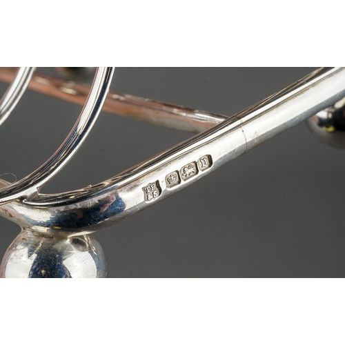 190 - A George V silver five bar toast rack loop handle on four ball feet, hallmarked by Thomas Boynton & ... 