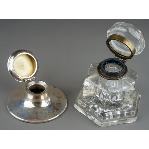 214 - A George V silver capstan inkstand hallmarked by A J Zimmermann, Birmingham, 1917, approx 9cm diam t... 