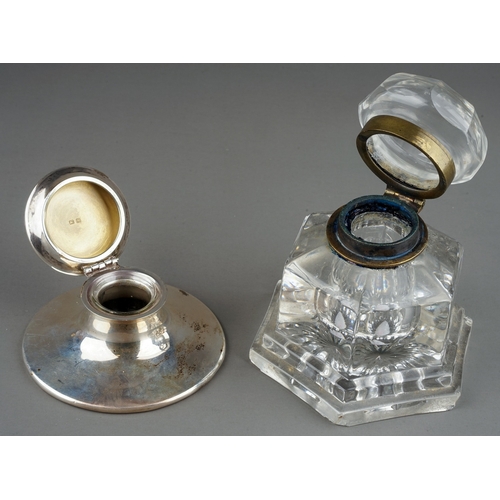 214 - A George V silver capstan inkstand hallmarked by A J Zimmermann, Birmingham, 1917, approx 9cm diam t... 