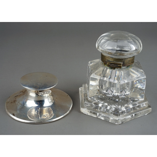 214 - A George V silver capstan inkstand hallmarked by A J Zimmermann, Birmingham, 1917, approx 9cm diam t... 