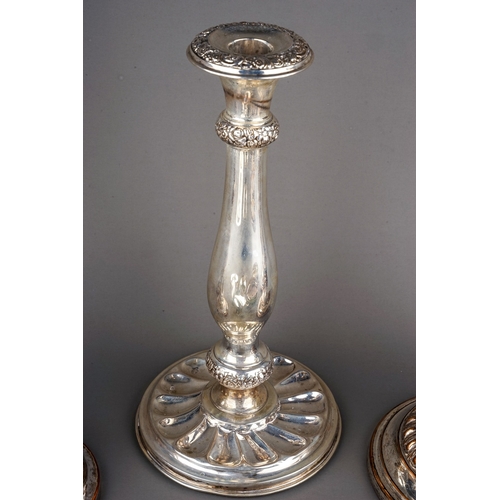 223 - A collection of silver plate to include: a pair of Sheffield plate style telescopic candlesticks (un... 