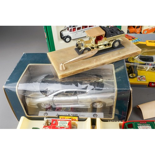 280 - A collection of die cast model cars to include: Corgi Limited Edition 6713 Grattan warehouse green v... 