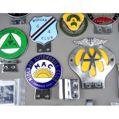 287 - Assorted car badges to include: Conferderation of Australian Motor Sport; Morgan 4/4 Club; Dudley & ... 