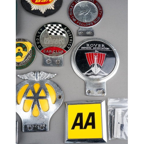 287 - Assorted car badges to include: Conferderation of Australian Motor Sport; Morgan 4/4 Club; Dudley & ... 