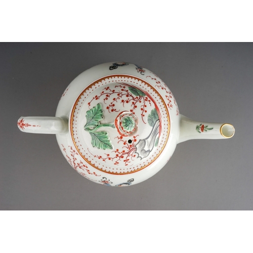 385 - A Worcester tea pot and cover, circa 1775-80, globular Famille Verte painted with Chinese woman hold... 