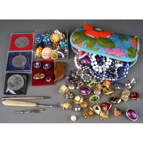 559 - Collection of costume jewellery to include large collection of clip on earrings, together with some ... 