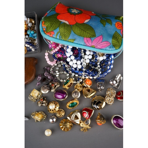 559 - Collection of costume jewellery to include large collection of clip on earrings, together with some ... 