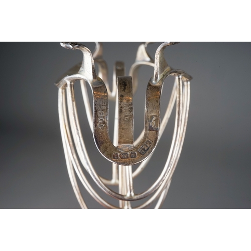 568 - A George V silver five bar toast rack, loop handle on four paw feet, hallmarked by Roberts & Belk, S... 