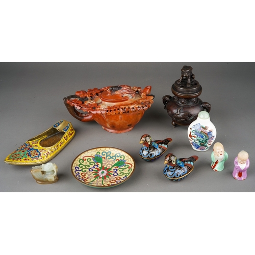 569 - Collection of oriental items to include bronze sensor, Chinese snuff bottle decorated with dragon ha... 