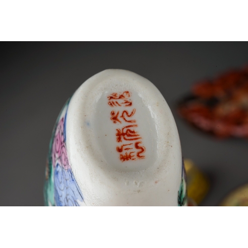 569 - Collection of oriental items to include bronze sensor, Chinese snuff bottle decorated with dragon ha... 