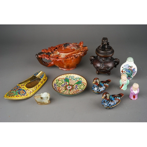 569 - Collection of oriental items to include bronze sensor, Chinese snuff bottle decorated with dragon ha... 