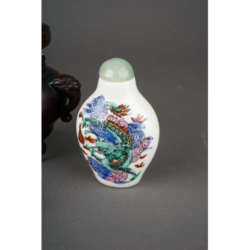 569 - Collection of oriental items to include bronze sensor, Chinese snuff bottle decorated with dragon ha... 