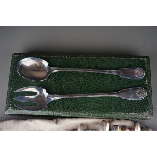 578 - A pair of early 20th Century Christofle silver plate fiddle and shell pattern servers, stamped, in f... 