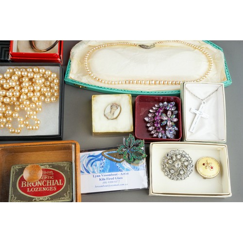 18 - A large collection of costume jewellery, including brooches, chains, beads, faux pearls, etc