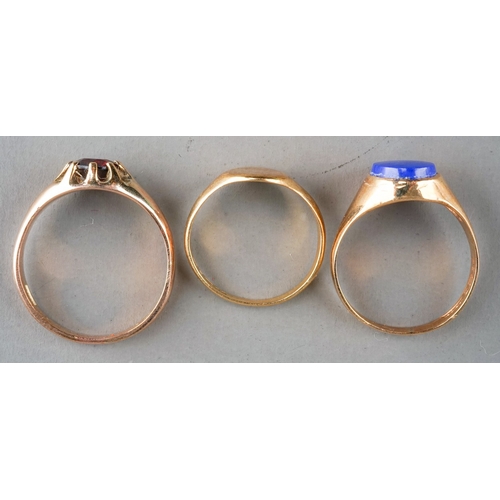 17 - Three 9ct yellow gold rings, one set with a garnet size Q; one set with lapis lazuli, size O and a p... 