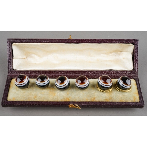 33 - A set of six Victorian banded agate dress studs / buttons, in a fitted case