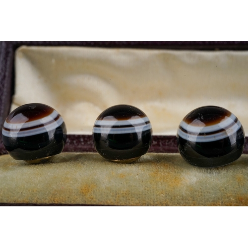 33 - A set of six Victorian banded agate dress studs / buttons, in a fitted case