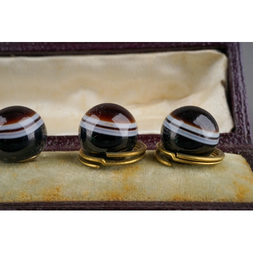 33 - A set of six Victorian banded agate dress studs / buttons, in a fitted case