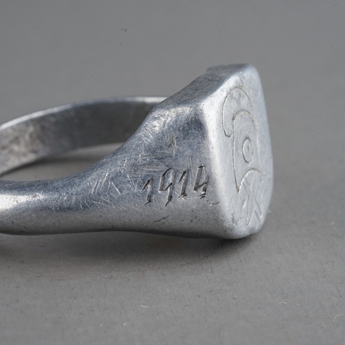 36 - A French WWI Patriotic Trench Art ring, made in alloy with Cavalry helmet motif flanked by dates 191... 