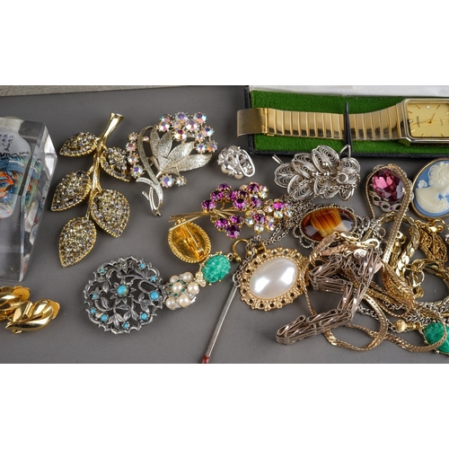 40 - Costume jewellery - including a 9ct gold chain, approx 4g; a silver gate-link bracelet; brooches; ea... 