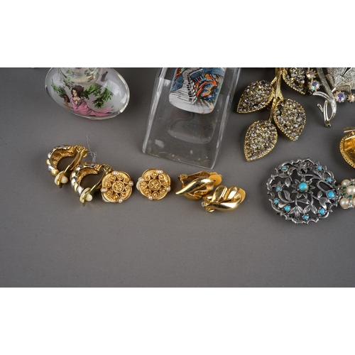 40 - Costume jewellery - including a 9ct gold chain, approx 4g; a silver gate-link bracelet; brooches; ea... 