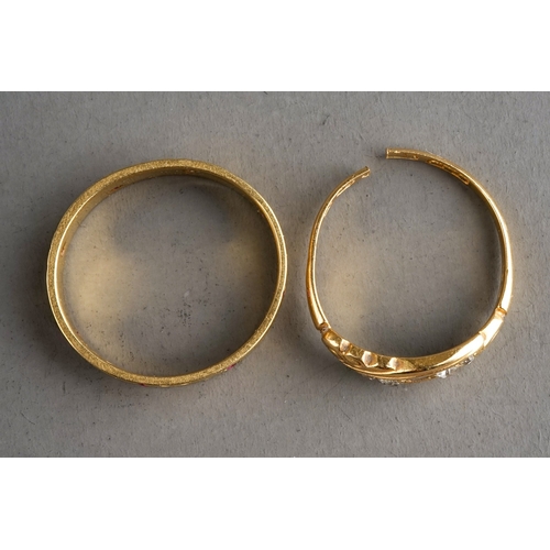 68 - Two 18 ct gold rings, one with a cut shank. Gross weight 4.9 g