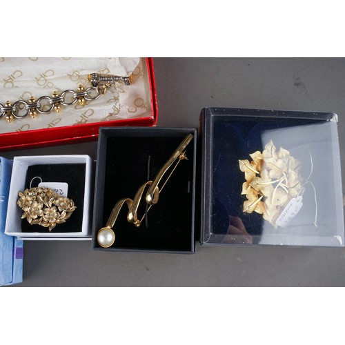 110 - 4 Sphynx brooches, Sarah Coventry brooch, Ciro bracelet etc. ( 1 box)