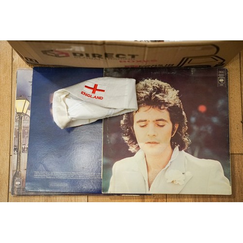 117 - David Essex memorabilia including mugs, Imperial Wizard 45 in sleeve, calendars, publications, CDs a... 