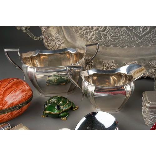 125 - Assorted silver plate, EP, EPNS to include sugar bowl, cream jug, two dressing table boxes; flatware... 