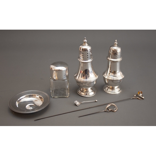 165 - A collection of silver to include: an Edwardian glass scent bottle with stopper, plain silver cover,... 