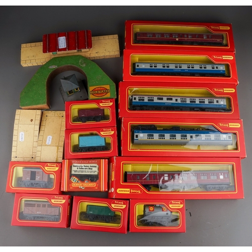 218 - A Collection of HO / OO gauge railwayana, including a boxed Tri-ang Hornby Car-a-belle electric trai... 