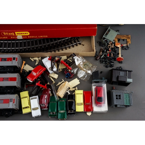 218 - A Collection of HO / OO gauge railwayana, including a boxed Tri-ang Hornby Car-a-belle electric trai... 