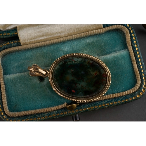 587 - A 9ct yellow gold and moss agate pendant; together with a group of 9ct gold pieces, total gross weig... 