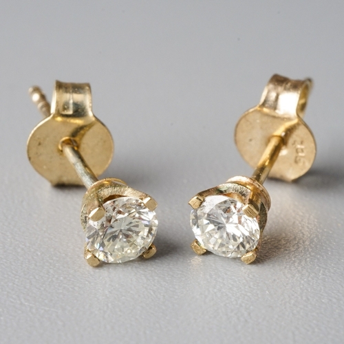 30 - A pair of 9ct yellow gold and diamond stud earrings, set with round brilliant-cut diamonds approx 0.... 