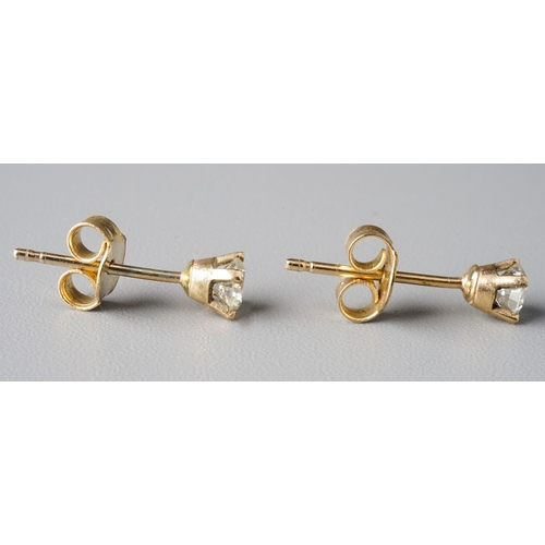 30 - A pair of 9ct yellow gold and diamond stud earrings, set with round brilliant-cut diamonds approx 0.... 