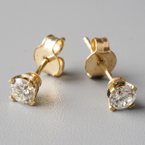 30 - A pair of 9ct yellow gold and diamond stud earrings, set with round brilliant-cut diamonds approx 0.... 