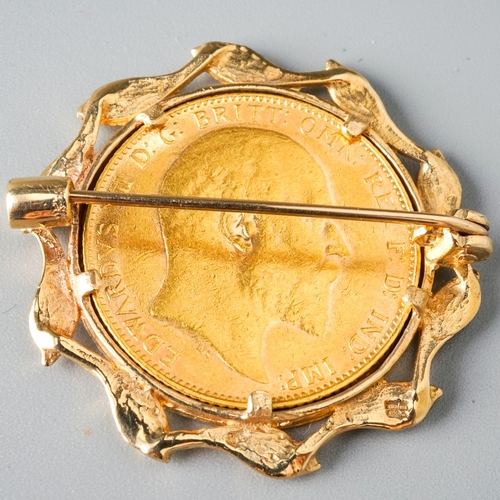 33 - An Edward VII 1904 sovereign, mounted in a 9ct yellow gold brooch, total gross weight approx 11.8g